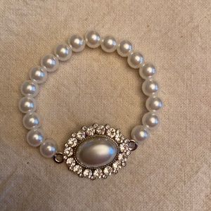 Costume bracelet stretch with pearls